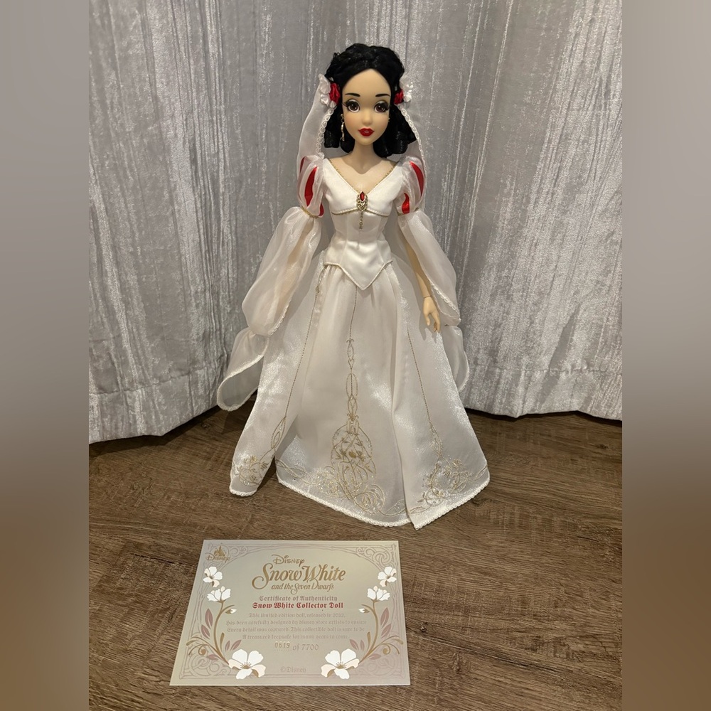 Disney Snow White Collector Doll